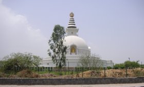 Eine Stupa am Strassenrand